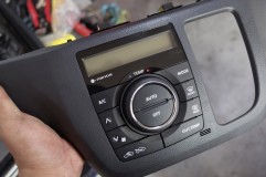 スペーシアのエアコンパネル液晶反転 パネル外しは5秒で終わります。