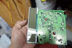 スペーシアのエアコンパネル液晶反転 液晶のフィルムを慎重に剥がして、90度偏光角度がずれたものを取り付けします。
