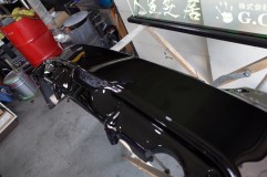  ベースの部分は爪4つで止まっているだけです。 