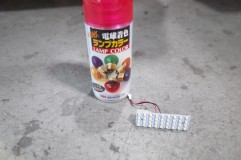 30アルファードの加工いろいろ(写真提供) 最後にカーテシーランプをランプカラーで赤に塗装しました。