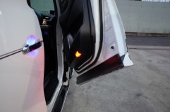 30アルファードの加工いろいろ(写真提供) ドアがこんな開き方するので赤の方が安心ですね。