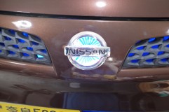 MOCOのエアコンパネル打ち替えとグリル・エンブレムイルミ取付 日産のロゴを一旦外して、土台を取り付けてその上にまたロゴを貼り付けます。ブラックホールになっているんですね。