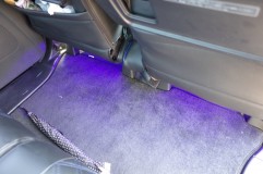 NBOXカスタムのフットランプイルミ施工 セカンドシートの照明はファーストシートの下から照らします。