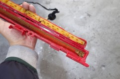 エリシオンのハイマウントブレーキランプ修理 どうやら中に水が入っていた模様で、長年溜まった水で内部はボロボロになっていました。基板もやられていたので、新たにLEDを配置しました。