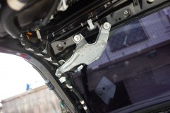  カバーを外してモーターを脱着。 