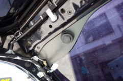  穴を塞ぐカバーを取り付ける。工具を使わずに手締めが基本。 