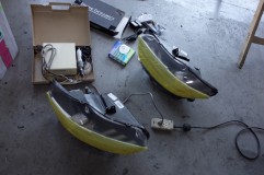  ヘッドライトを施工しようとよく見ると、YouTube の施工説明映像ではブチルで施工となっているのに、日本仕様のヘッドライトはコーキングタイプでした。 