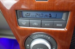 ディアスワゴンのエアコンパネル液晶反転とシフト文字色替え 水色に打ち替えはしていましたが、そのままの液晶だとどうしても安っぽくなってしまいます。
