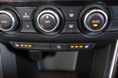 CX-5の打ち替え他LED交換 純正は文字がオレンジ、インジケーターが黄色です。