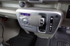  液晶は反転して、LEDは白色に変更いたしました。 