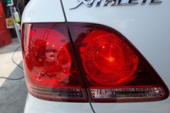 18クラウンのパネル類打ち替えとテールの4灯化 テール4灯化は大半が過電流で明るさをアップさせて施工しますが、その場合LEDの寿命が著しく低下します。そのため今回はLEDの打ち替え後に4灯化を施工いたしました。