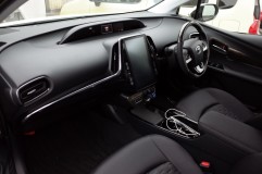 新型プリウスPHVご来店!!今回の作業内容は・・・ 内装パネルは未来です。大型マルチディスプレイやタッチパネル操作でストレスフリー。欲を言えば航続距離が100kmを超えれば文句ないですね。カタログベースで60kmだと実走行40km程度でしょう。あとは充電施設が増えるのを待つばかりです。