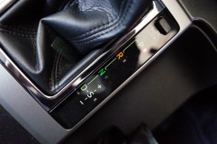 ランドクルーザープラドの室内パネル他LED打ち替え ここのシフトパネルは例の如く文字盤に緑が・・・。
なのでここは青色に打ち替えしました。