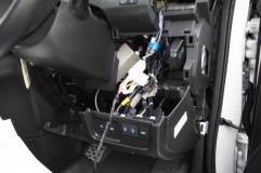 C26セレナのキーレス連動電格ミラー取付 取付難易度は低い。ほぼこの位置だけで作業完了できる。ただしロック・アンロック信号の配線はハンダを寄せ付けない配線だったため、カットしてギボシ接続した。