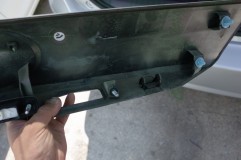  カメラを取り付けるためにリアのガーニッシュを外します。 