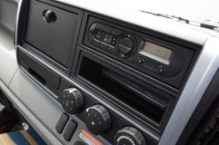 FUSOトラックのナビ取付 パネルは純正を加工して2DIN仕様に変更しました。