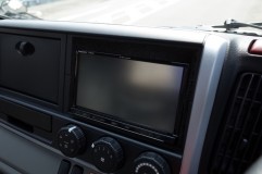 FUSOトラックのナビ取付 若干できる隙間はエプトシーラーを使って目隠しします。