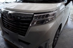  相変わらず最近のトヨタ系の車両はデザインがいいですね。ヘッドライトもカスタム系です。 
