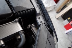 VWパサートのヘッドライト修理 パサートはこのカバーが外れるかどうかが問題です。外れるようだとそのままバルブ交換できますが、無理な場合はバンパー脱着が必要です。