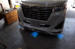 ルーミーのLEDカスタムチューン ウェルカムランプ機能付きデイライトに割り込みでアンダースポットを施工