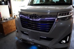 ルーミーのLEDカスタムチューン グリルの中にも青色でイルミを追加
