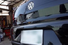  純正のバックカメラは上のVWエンブレムが回転して中からカメラが出てきます。流石にそのシステムを後付するのはかなりお金がかかるので、今回はバンパーに設置します。 