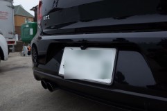  バンパーをくり抜いてカメラを埋め込むことも可能ですが、お客様のご希望で車両になるべく傷を付けたくないということで、今回は表面への貼り付けで固定しました。 