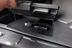  USBやHDMIの入力ケーブルも転がっていたので、一緒にコンソールボックスの車検証入れのところに収めました。 