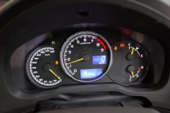 BRZのエアコンパネル・スピードメーターLED打ち替え スピードメーターは文字盤を白に、針はイエローにしました。