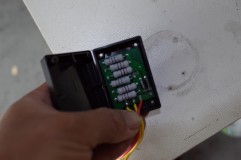 レクサスLS460のテールランプ交換 ちなみに4灯化キットの中身を大公開!巷で売られている数千円もする4灯化キットは、蓋を開けてみるとただの抵抗です。1個5円程度でしょうか。原価ベースだとケースを入れても100円程度ですかね。たぶんしっかりしたメーカー製品だとちゃんと定電流回路が組まれていると思います。4灯化してゲート側のLEDが切れてしまったという方は大抵この抵抗タイプの4灯化キットを使っています。値段=品質ではないということがよくわかりますね。