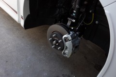 G'sVOXYのキャリパー塗装とフットランプイルミ施工 まずはタイヤを外してパーツクリーナーで脱脂をします。