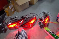  バックランプとウィンカーランプの場所をブレーキに変更。それだとバックランプがなくなってしまうので、ゲート側のブレーキは切り替え式でバックランプに切り替わります。 