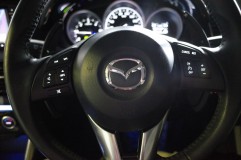 CX-5のエアコンパネルLED打ち替え この車両の最大難関のエアバッグ取外し。やっぱりこの作業に1時間ぐらいかかってしまいました。KenStyleさんで専用工具があるらしいのですが、ステアリングの付属品なので工具だけの販売はなさそう。でもほしい!