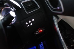 CX-5のエアコンパネルLED打ち替え LEDチップは全部同じものを使うので色味も合っています。