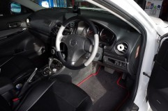  この車両の最大の難所はボンネットまでの配線です。スペースもかなり限られており、なかなかの難易度でした。 