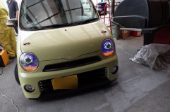 ムーヴラテのヘッドライトカスタム ウィンカーは流れるシーケンシャル仕様で、リングはNeoPixel仕様を採用しました。プロジェクターはHi/Lo切り替え式となっています。
