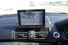 BMWコンバーチブルのナビ取付 バックカメラの感度も良好です。なお、バックカメラ電源はバックランプから取るとトラブルが生じるため、面倒でもACCから分岐させることをお勧めします。