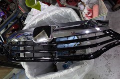 シャトルのフロントグリル交換とDADエンブレム取付 まずはホンダエンブレムを外したところに黒のアクリルで土台を作ります。