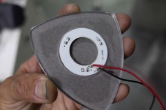 シャトルのフロントグリル交換とDADエンブレム取付 裏に側面発光のリングLEDを配置します。