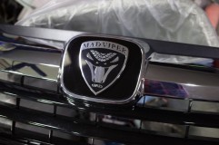 シャトルのフロントグリル交換とDADエンブレム取付 両面テープではクリアランスに問題があるため、思い切って接着剤で固定しました。