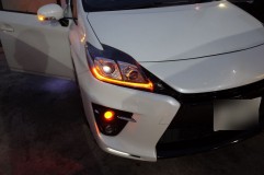 G'sプリウスのヘッドライト加工や他色々・・・。 ウィンカー時はアイラインもオレンジ色になるように配線。ただしこのアイラインウィンカーだけでは明るさ的に問題があるため、元々のウィンカー時にフォグ用プロジェクターを取り付けてデュアルカラー化しました。