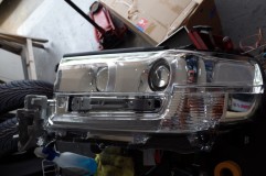 クラウンテール修理とランクル200後期型のヘッドライト加工 こちらがお預かりしているランクル200後期用のヘッドライトです。お客様は純正品と思われて購入されたそうですが、実は海外製でした。仕上がりも悪くなさそうなので作業を進めます。