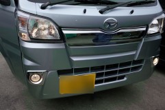 新型ハイゼットジャンボのライト類LED化 新型ハイゼットはヘッドライトの脱着がちょっと特殊。フェンダーカバーを外したりとちょっと大変ですが、ちゃんと取扱説明書に記載されていますので安心です。