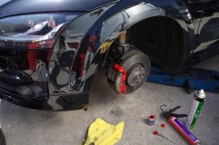 AUDI TTのキャリパーカバー取付 ホイールを外してカバーからはみ出る部分を耐熱塗料で塗装します。
