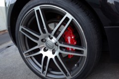 AUDI TTのキャリパーカバー取付 リアはやや小さいサイズです。