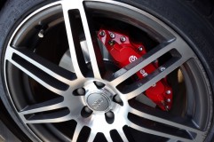AUDI TTのキャリパーカバー取付 あとはカバーを固定してホイールを戻せば完了。BIGサイズのカバーなので全く違和感なく取付成功です。