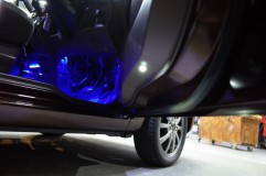 モコのウェルカムランプ施工と室内装飾 ミラー下のウェルカムランプのついでに、ドア下のカーテシーランプも追加。