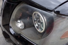 Ford エクスプローラーのヘッドライト加工 当然のことながら光軸調整ができるように固定しており、またプロジェクター内部もブラック塗装しています。