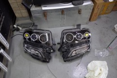 NBOXのヘッドライトカスタム もともと入っていたCCFLイカリングが不点灯のため、SMDイカリングへ変更。ハイビームをポジションランプのところにプロジェクターをインストールして3連仕様に