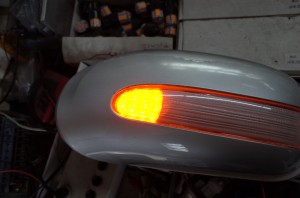 MercedesBenzのミラーウィンカー修理